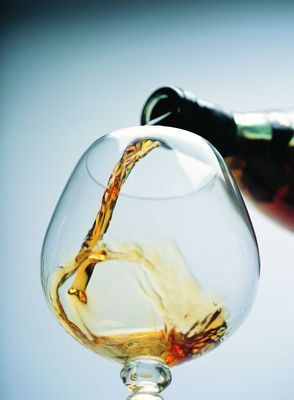 动感水律图片-创意概念图 倒酒 酒杯 流动,创意概念,动感水律